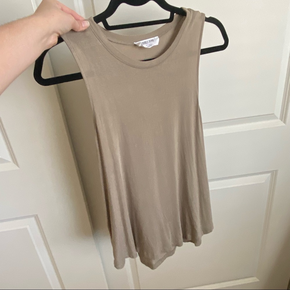 ✨HP✨ Vici Women’s Tank - Picture 3 of 7